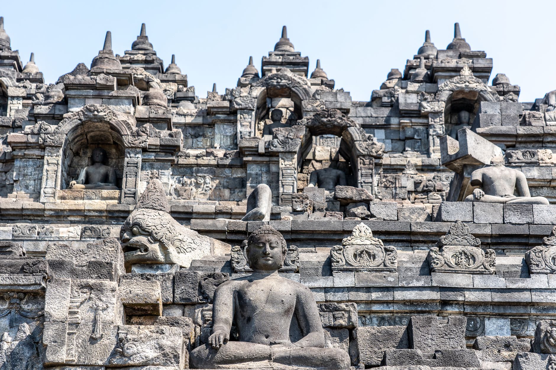 Relief batu dan stupa kuno Candi Borobudur dari jarak dekat di Magelang, Jawa Tengah