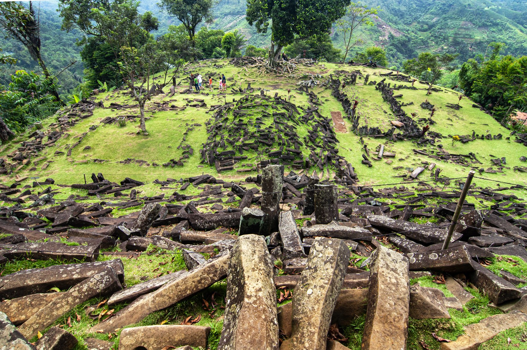 Situs Megalitikum Gunung Padang di Cianjur, Jawa Barat — teras batu di puncak bukit