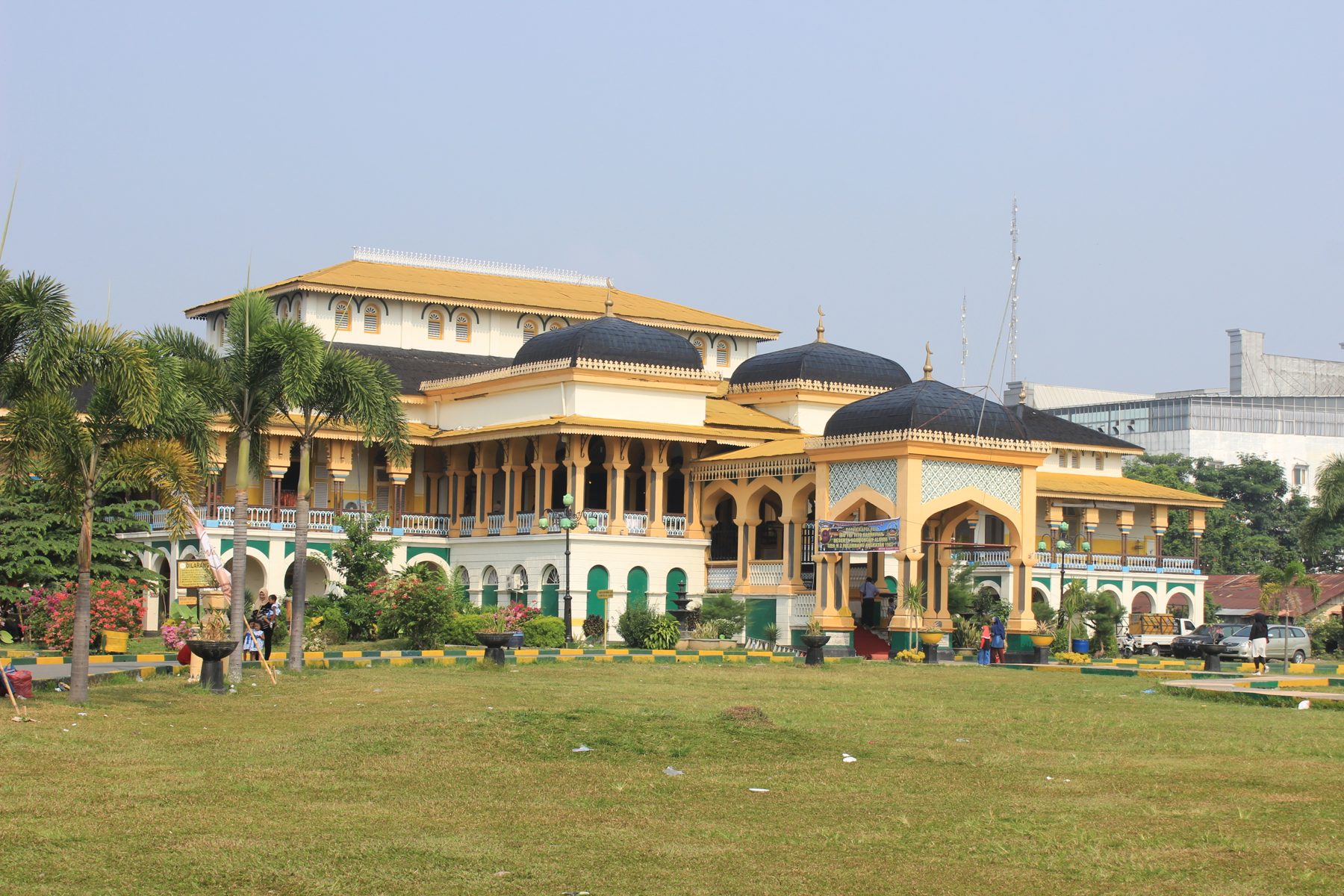 Istana Maimun, kediaman Sultan Deli di Medan — bangunan berwarna kuning bergaya Melayu