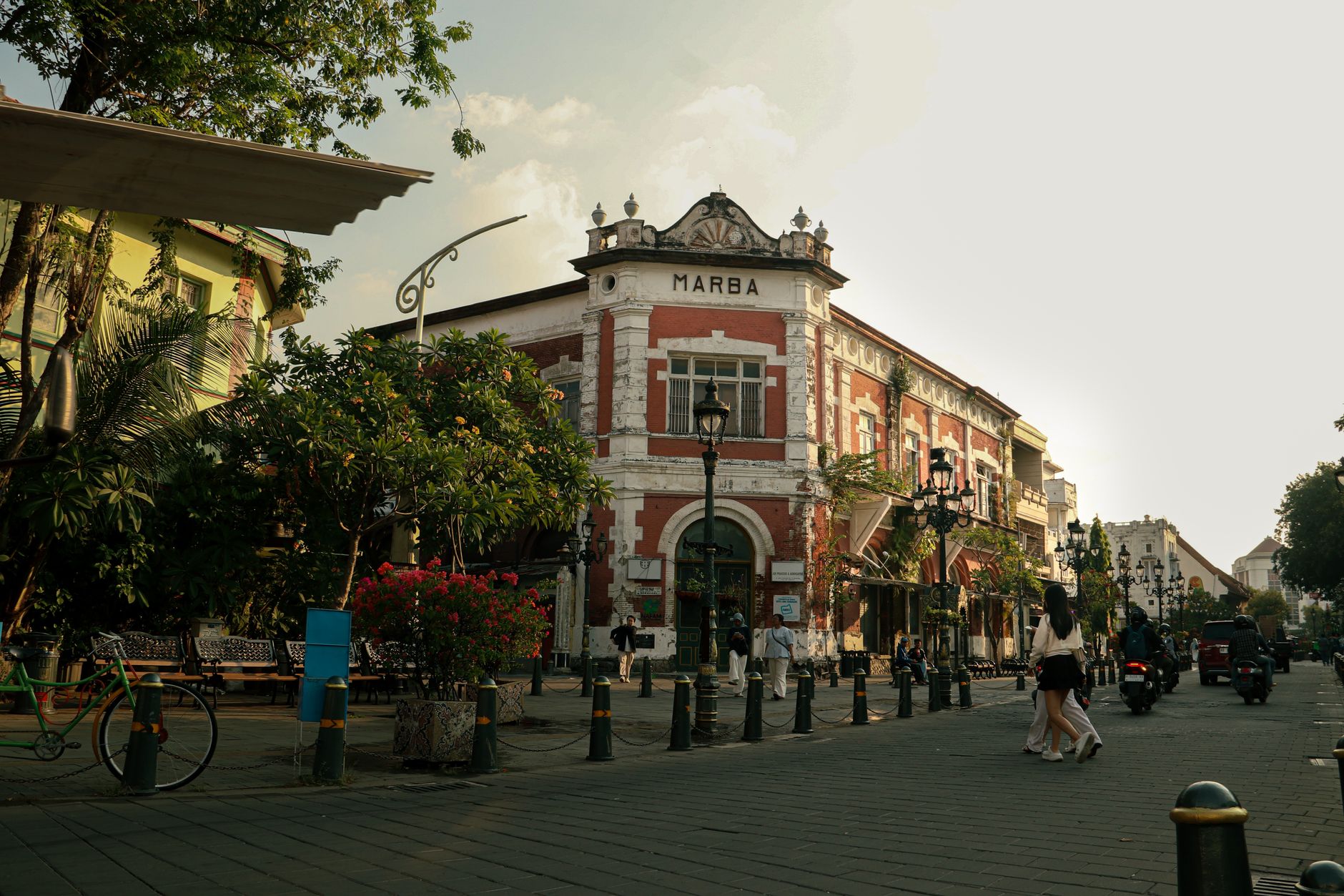 Bangunan tua Marba bergaya kolonial di kawasan Kota Lama Semarang pada sore hari