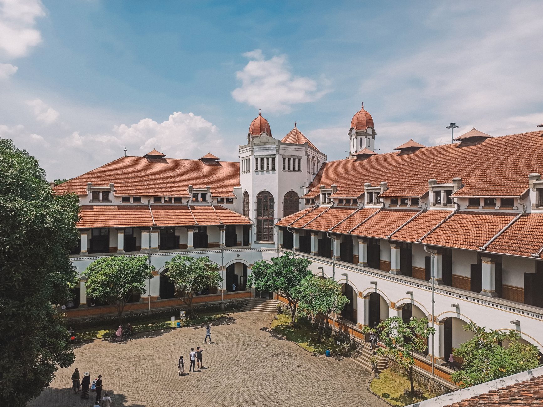 Bangunan tua berarsitektur kolonial dengan deretan jendela tinggi di Semarang