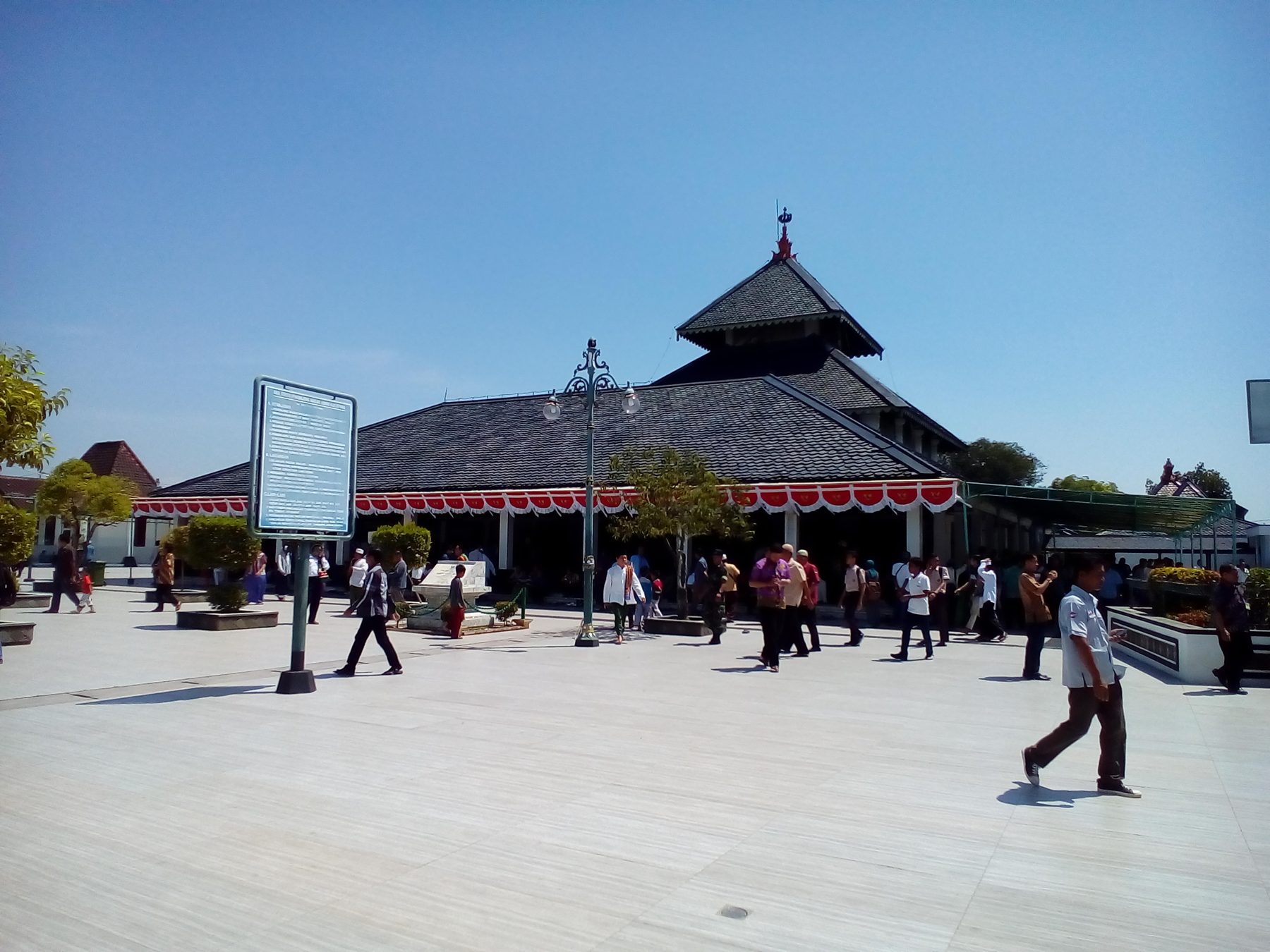 Masjid Agung Demak di Demak, Jawa Tengah — masjid bersejarah dengan menara bertingkat khas Jawa