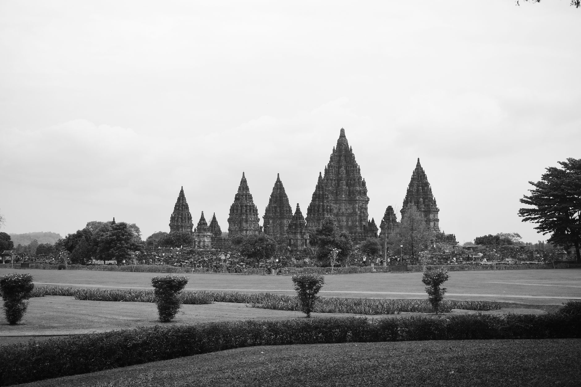 Candi Prambanan dalam balutan foto hitam-putih, siluet menara Hindu yang menjulang di Yogyakarta