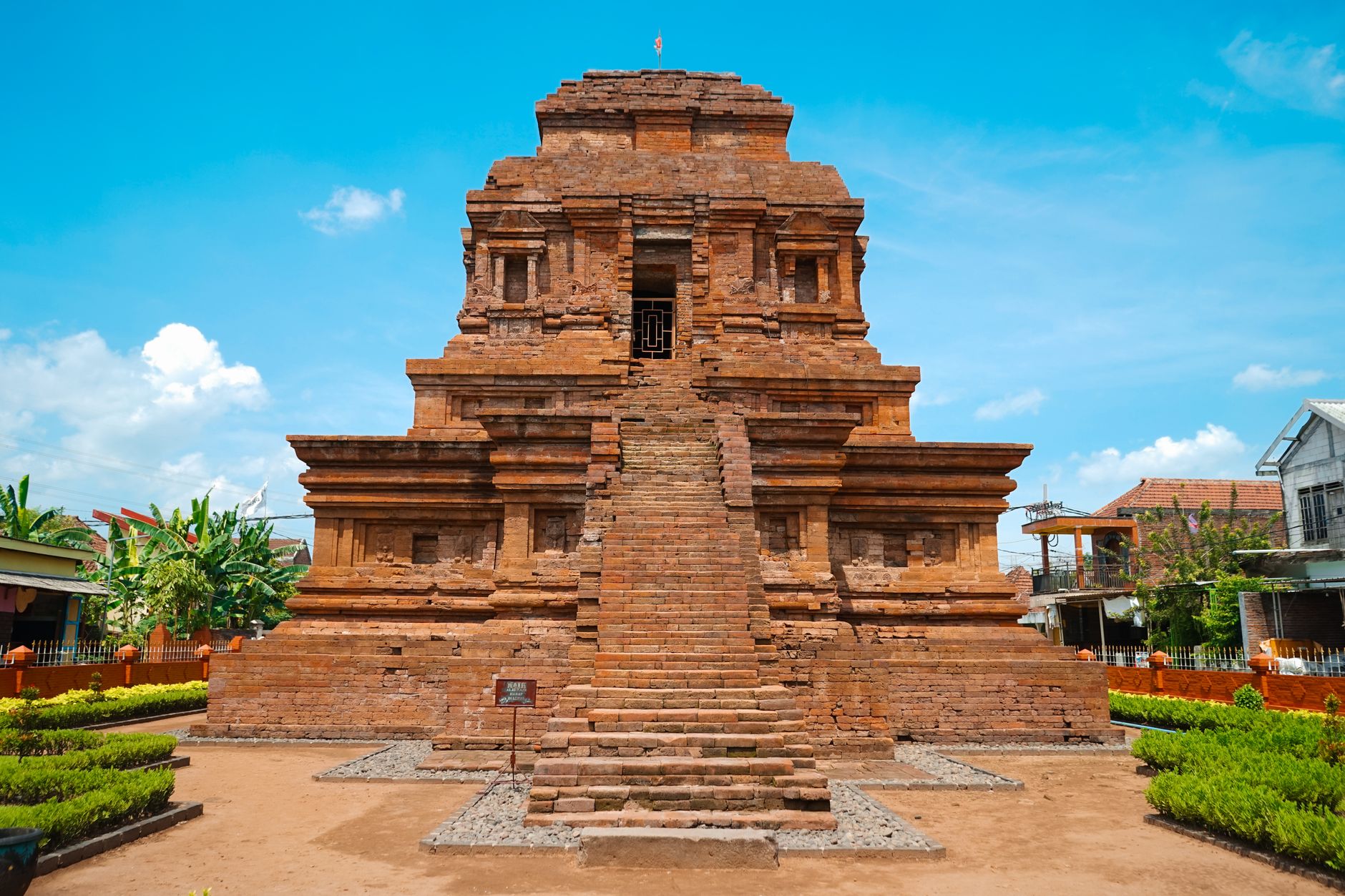 Gapura Bajang Ratu di Trowulan, Mojokerto — peninggalan arsitektur Majapahit