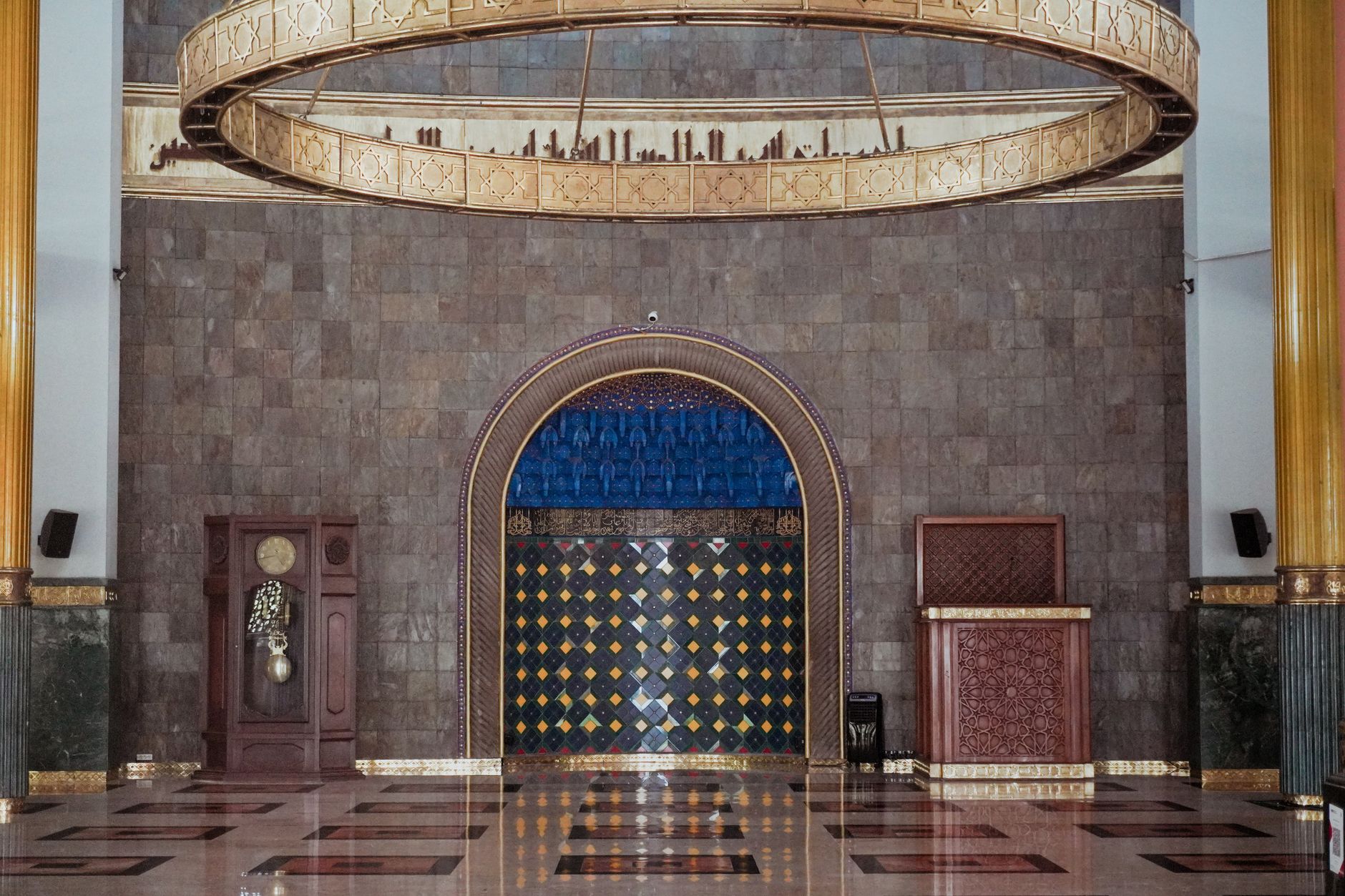Interior mihrab masjid bersejarah di Jawa sebagai ilustrasi rute ziarah wali